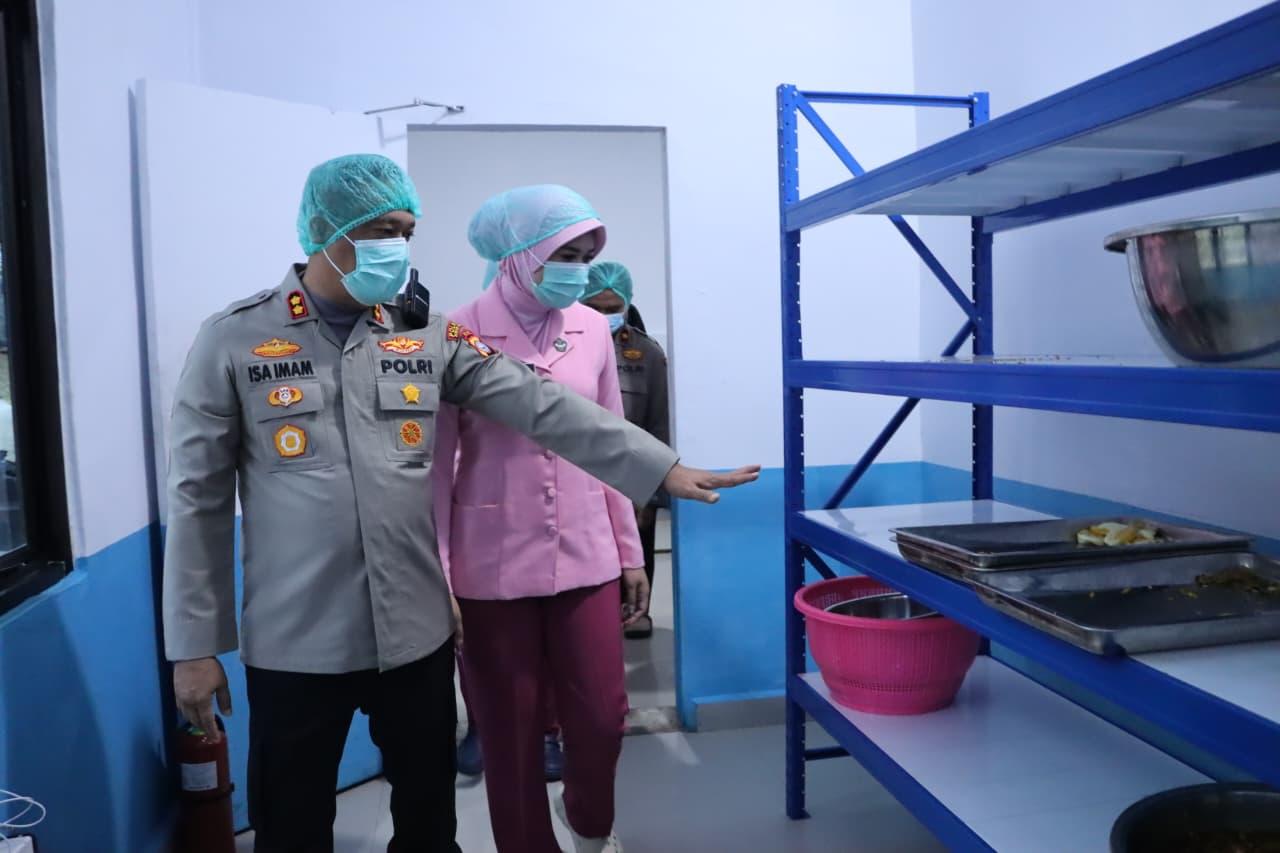Kapolres-Rohil-AKBP-Isa-Imam-Syahroni-mengecek-kondisi-dapur-SPPG-Polres-Rohil.jpg