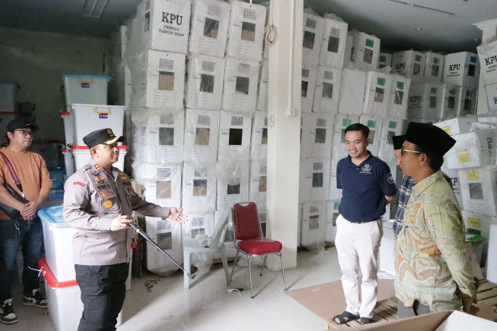 Kapolres-Siak-AKBP-Asep-Sujarwadi-cek-pengaman-gudang-logistik.jpg