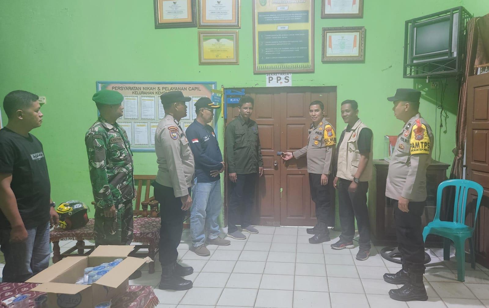 Kapolsek Kempas Inhil, Camat dan Panwascam Gelar Patroli Pastikan Keamanan Kotak Suara di PPS