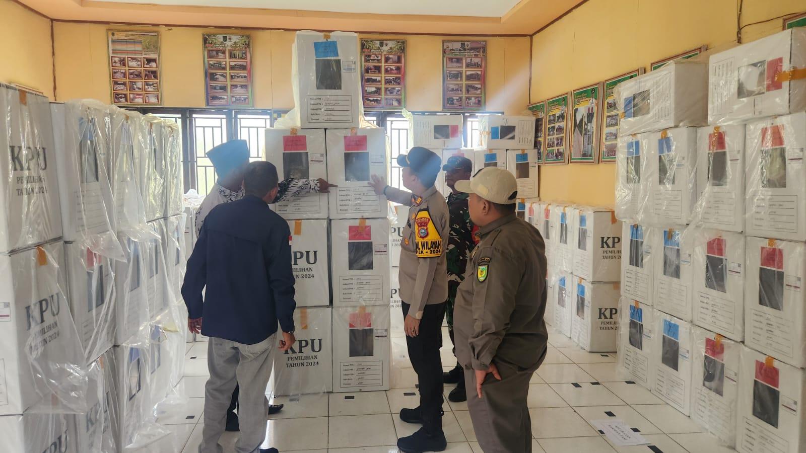 Logistik Pilkada 2024 Telah Tiba di Gudang PPK, Kapolsek Kempas Inhil Perketat Pengamanan