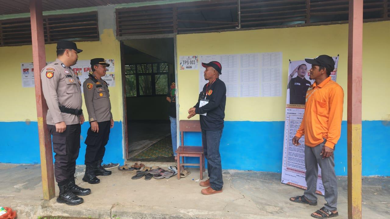 Kapolsek Kempas Inhil Tinjau Seluruh TPS di Wilayahnya, Pastikan Pencoblosan Berjalan Aman