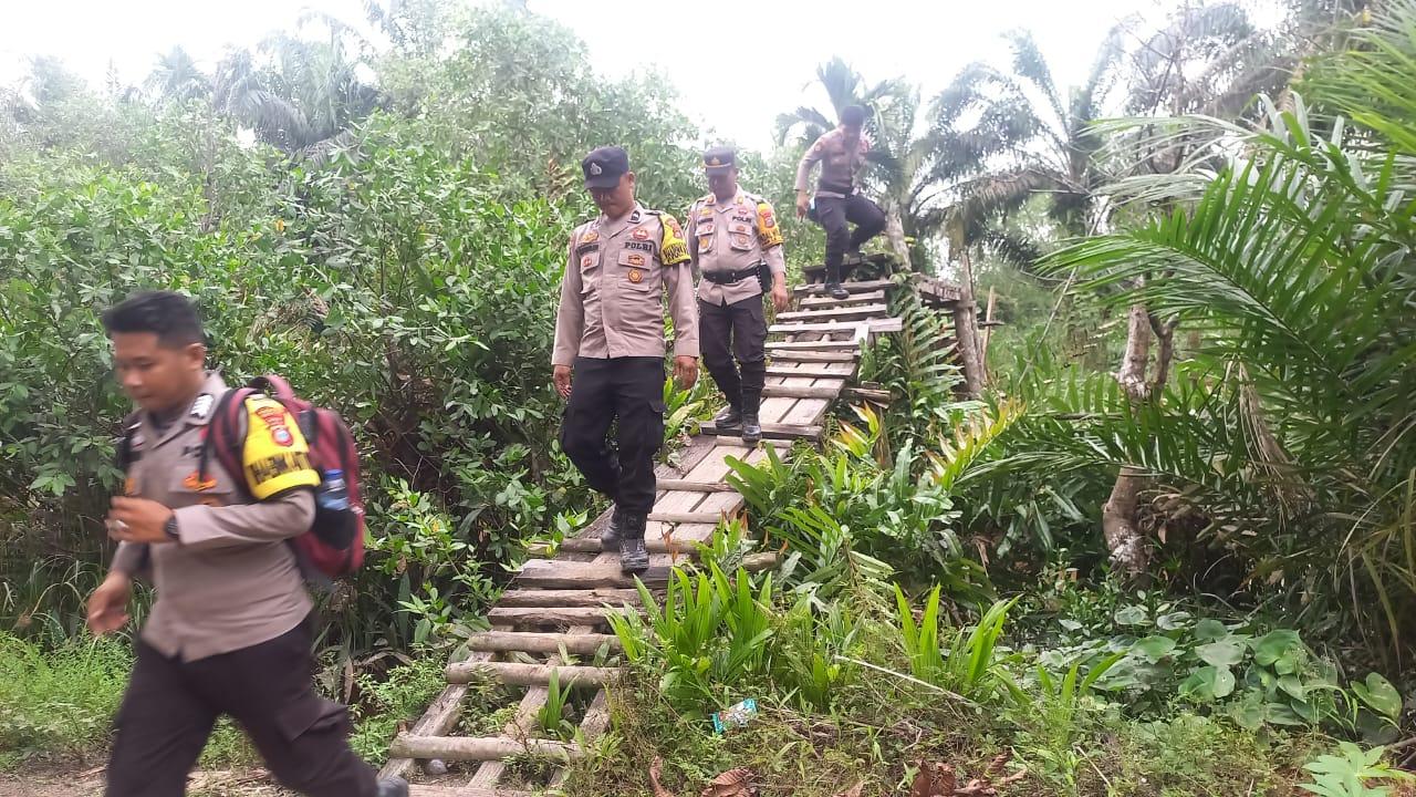 Kapolsek Tempuling Inhil Masuk Pelosok Desa Sosialisasikan Pilkada Serentak 2024