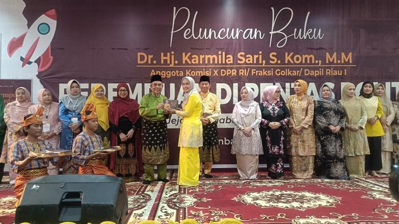Karmila-Sari-serahkan-buku-secara-simbolis-kepada-para-pengurus-LAMR.jpg
