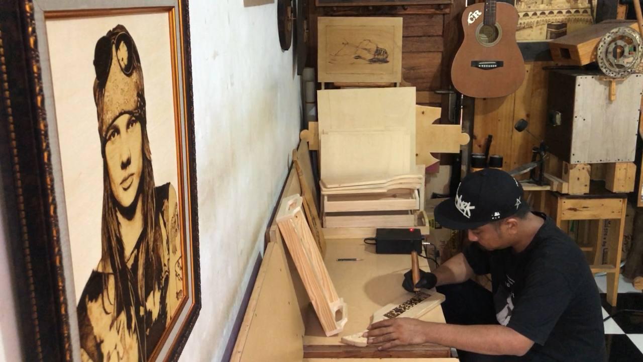 Teknik Lukis Bakar Hasilkan Cuan Hingga Jutaan Rupiah