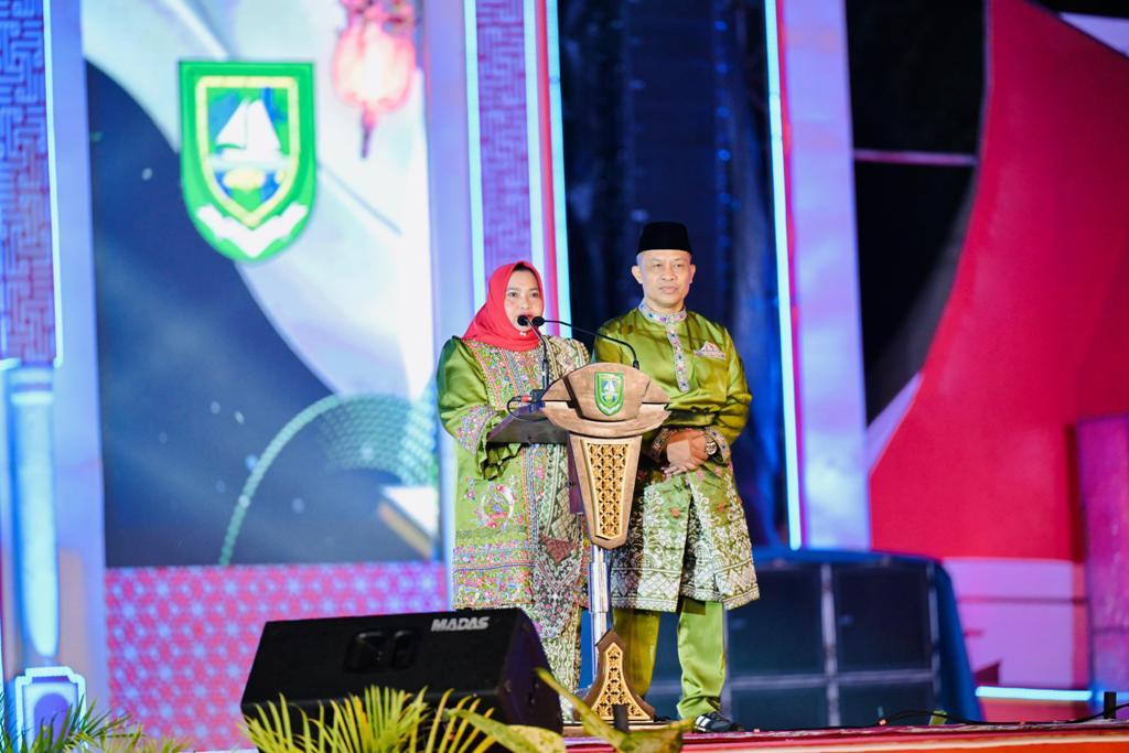 Kasmarni-didampingi-Wakil-Bupati-Bengkalis-Bagus-Santoso.jpg