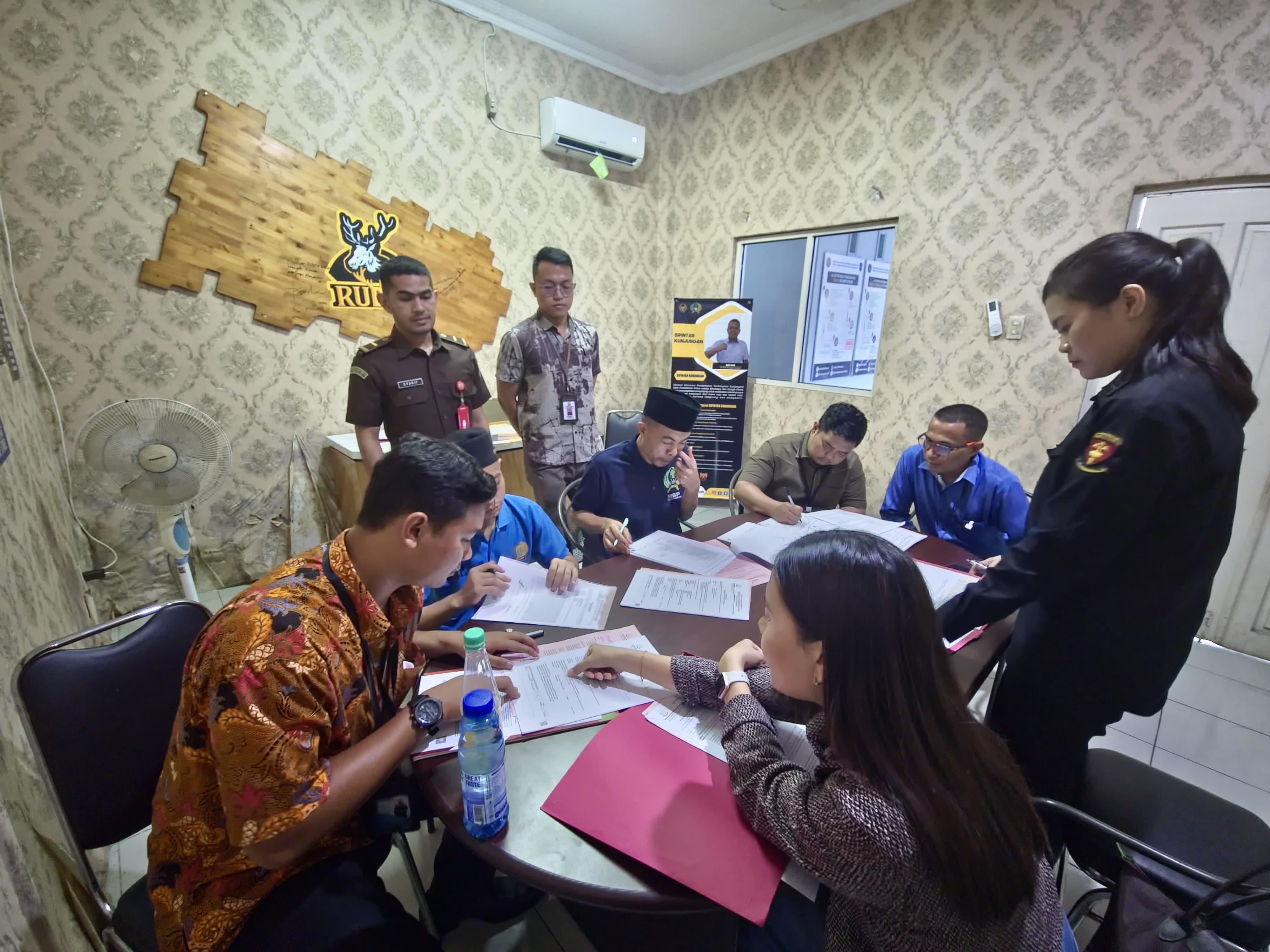 Kejari-Pelalawan-pupuk-subsidi.jpg