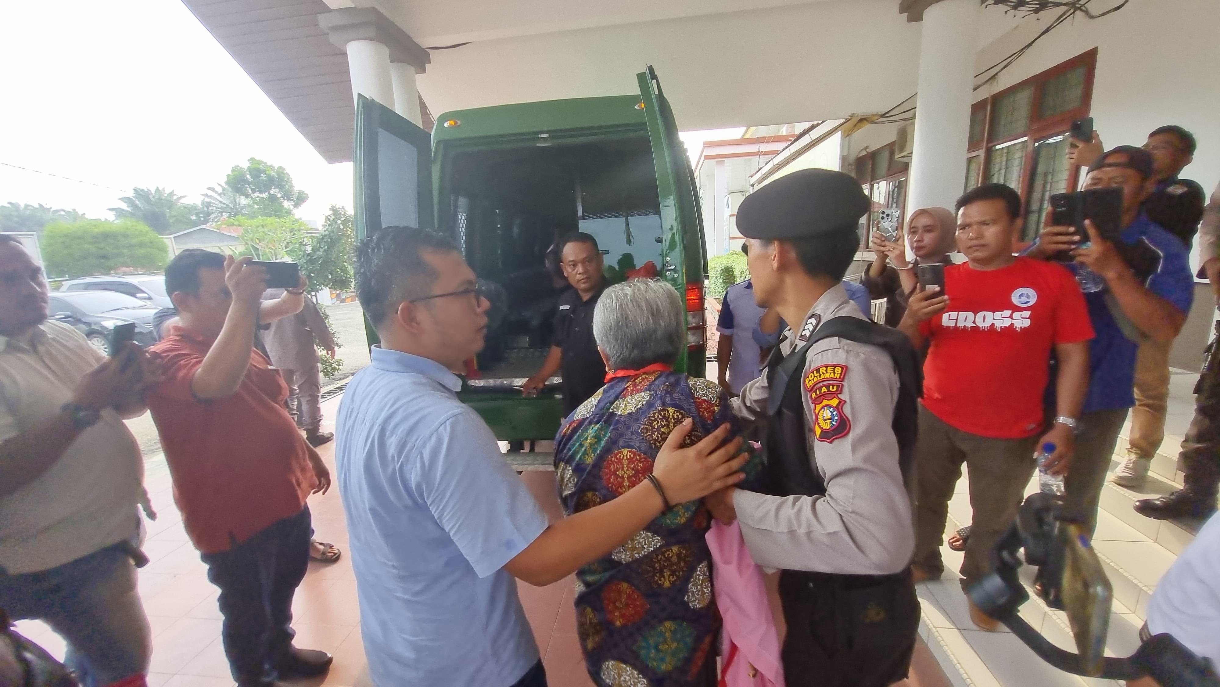 Kejari-tahan-tersangka-tipikor-kapan-dinas-perikanan-pelalawan.jpg