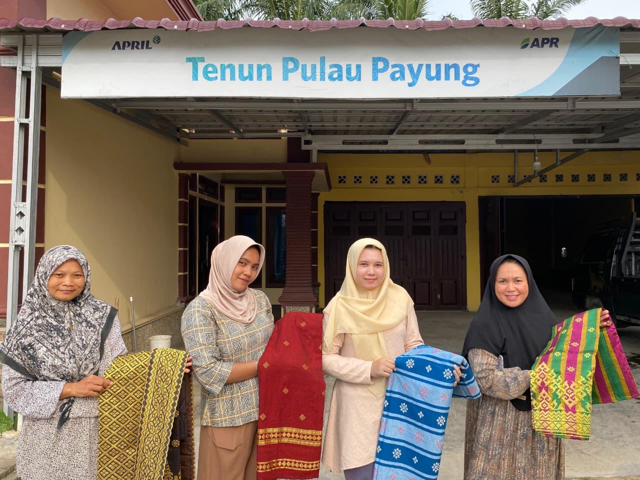 Kelompok-Usaha-Rumah-Tenun-Pulau-Payung-mendapat-dukungan-RAPP.jpg