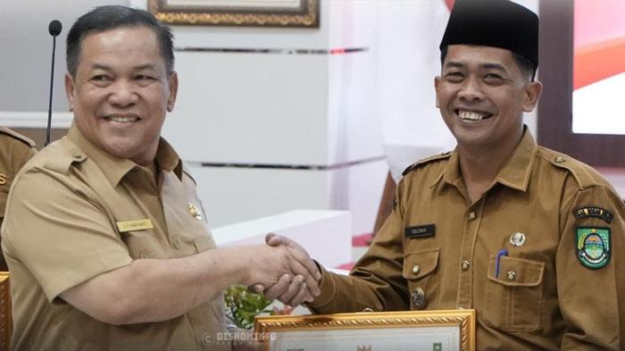 Kepala-Desa-Pasir-Luhur-dapat-umroh-gratis.jpg