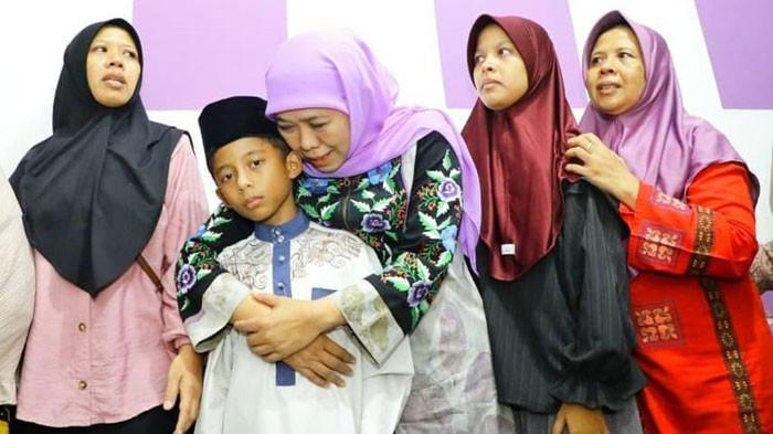 Khofifah-Indar-Parawansa-anak-korban-tewas-kecelakaan-bus-naker-Jember.jpg