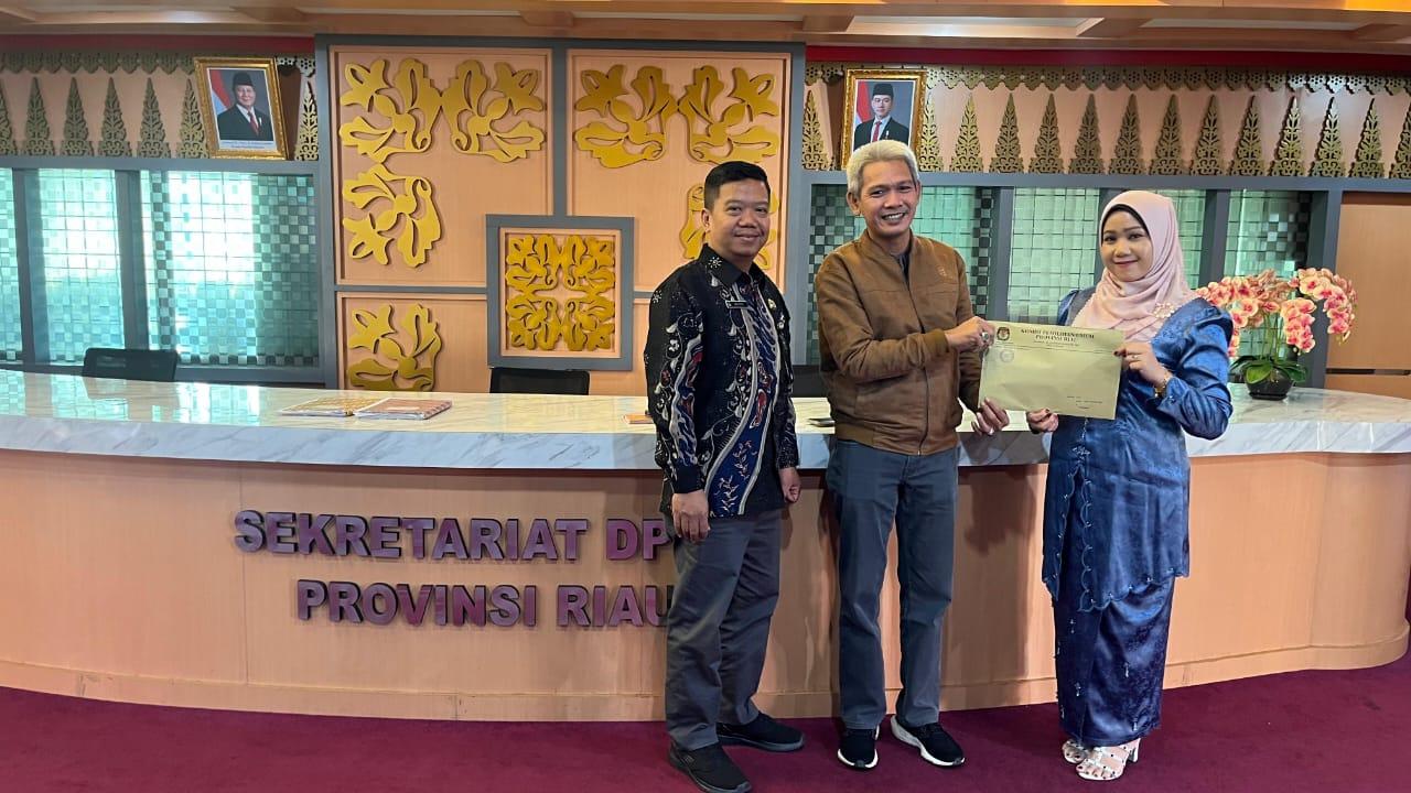 Komisioner-KPU-Riau-Divisi-Tekhnis-Pelaksanaan-Nahrawi-di-Sekretariat-DPRD-Riau.jpg