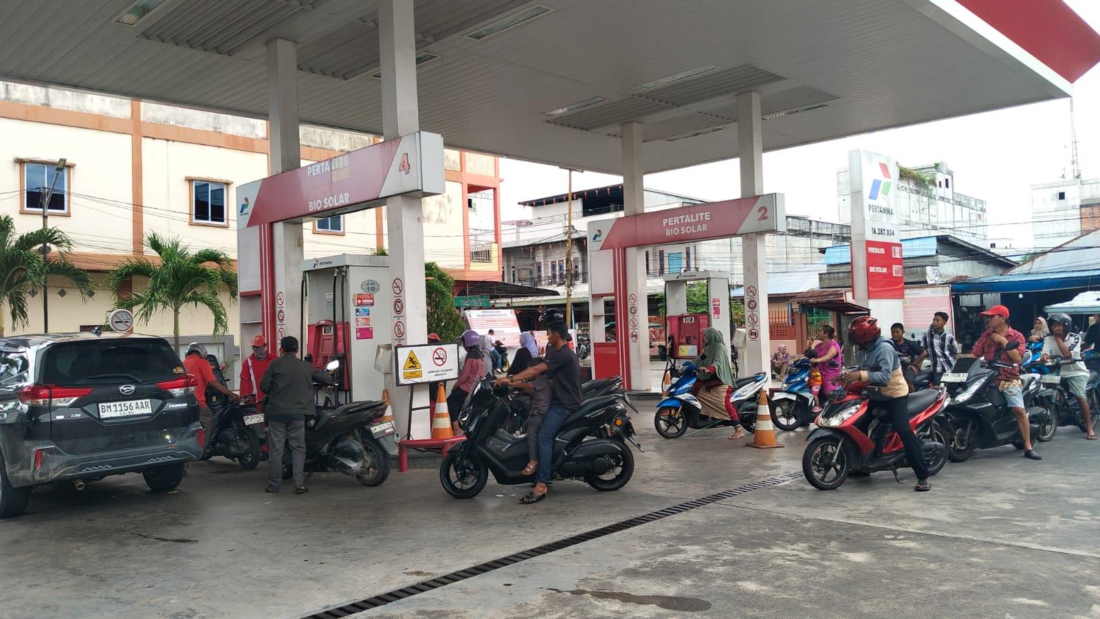 Kondisi-antrean-di-SPBU-di-Selatpanjang-Kepulauan-Meranti-Minggu-352026.jpg