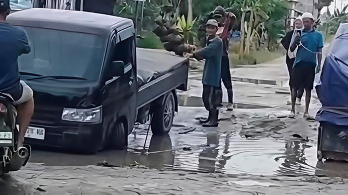 Bak Kubangan Kerbau, Jalan Seberang Pembenaan, Reteh Inhil Hancur Tak Kunjung Diperbaiki - Tribunpekanbaru.com