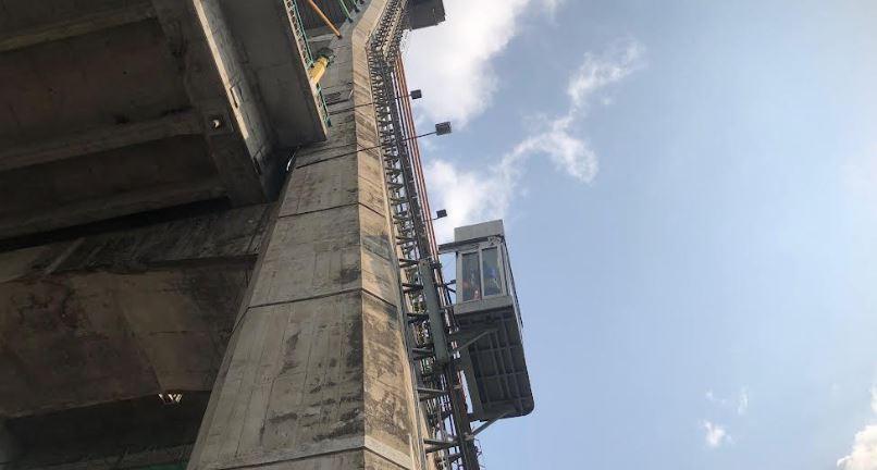 Lift-yang-menempel-di-dinding-luar-tiang-jembatan-TASL.jpg