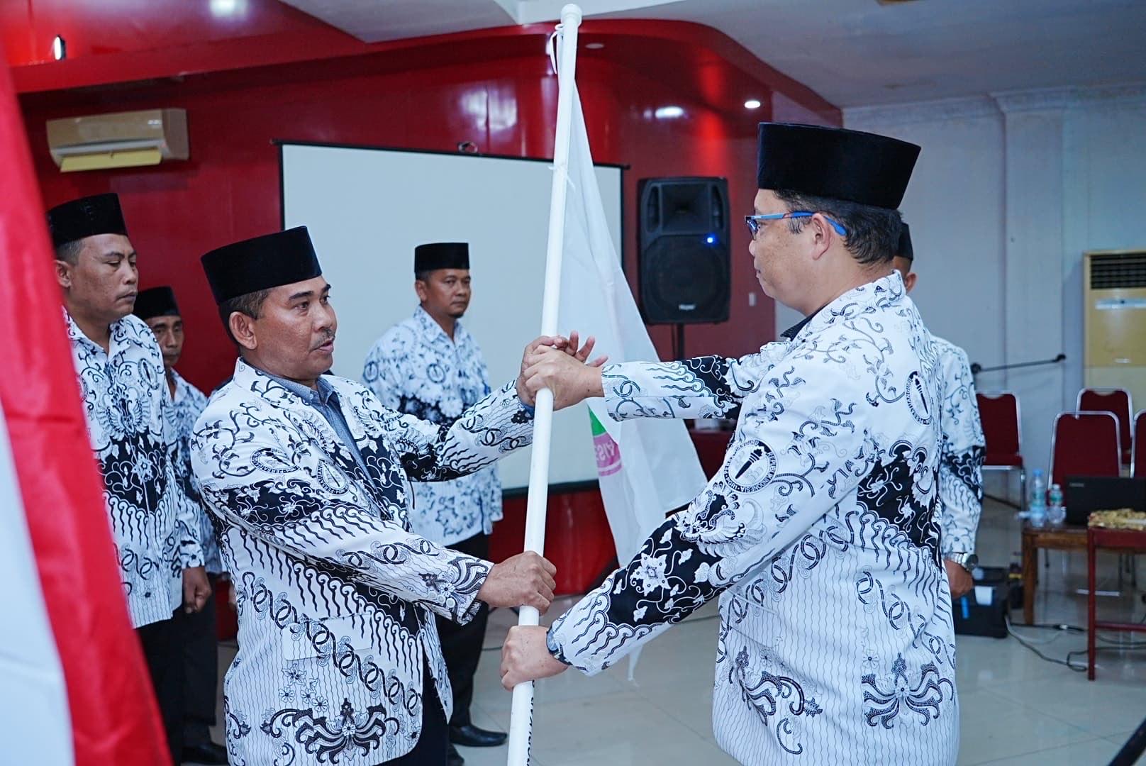 Mahadar-menerima-bendera-PGRI-sebagai-simbol-amanah-tanggung-jawab.jpg