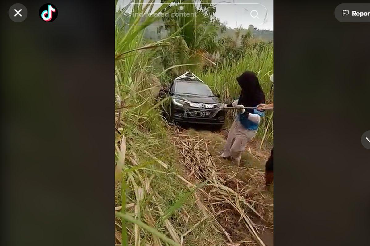Mobil-perekam-jalan-terjebak-di-tengah-ladang-yang-licin-okee.jpg