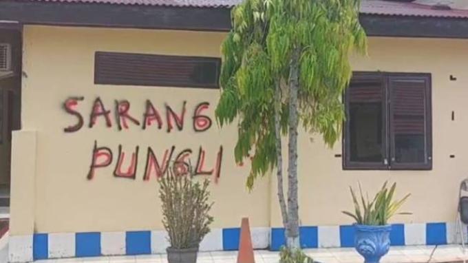 Oknum-Polisi-di-Luwu-Coreti-Dinding-Polres-Pakai-kata-kata-Sarang-Pungli-Sarang-Korupsi.jpg