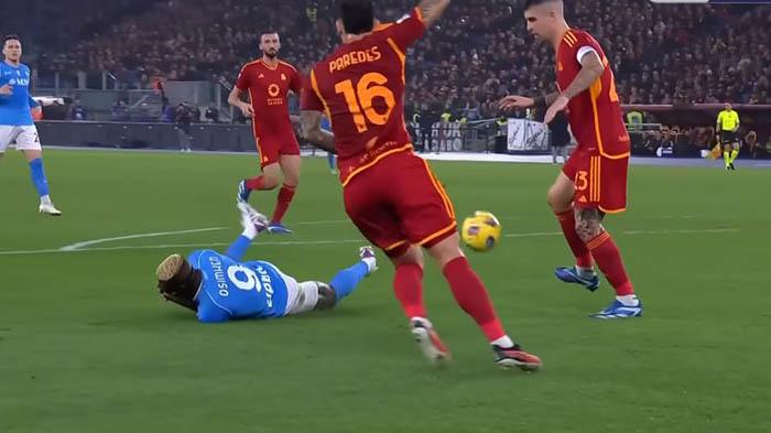 Drama Osimhen, Tiba-tiba Tumbang di Kotak Penalti AS Roma, Berguling Menjerit Kesakitan, Wasit Cuek