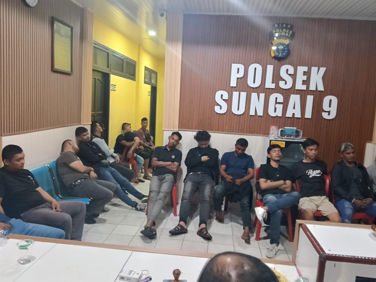 PMI-ilegal-saat-diamankan-di-Polsek-Sungai-Sembilan-Dumai.jpg