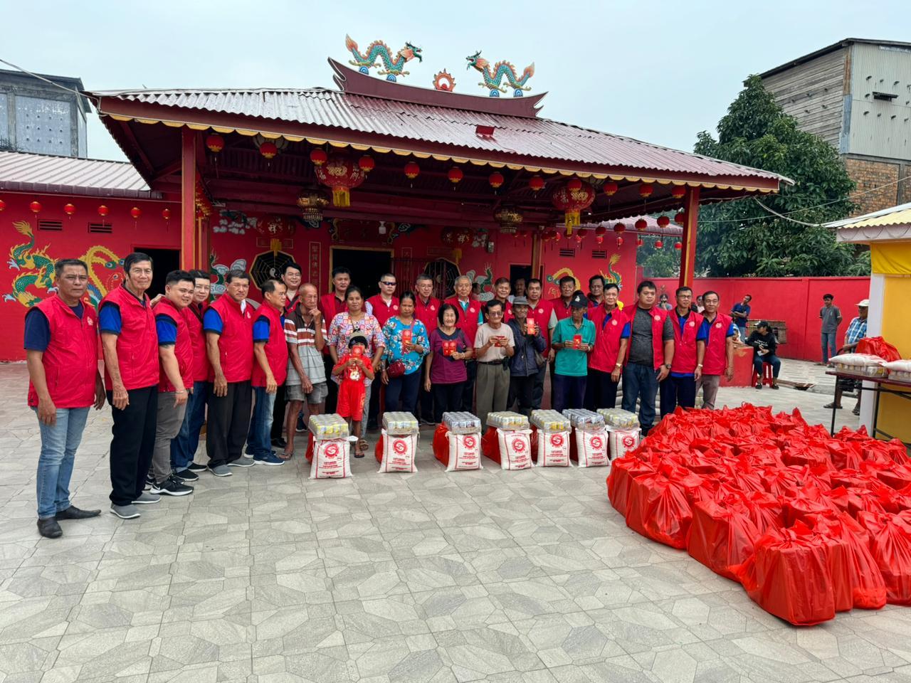 Panitia Bersama Baksos Imlek 2575 di Riau, Santuni Ratusan Warga Kurang Mampu - Panitia-Bersama-Baksos-Imlek-dan-Pengurus-Chee-Thian-Thai-Seng-Keng-Sungai-Apit.jpg
