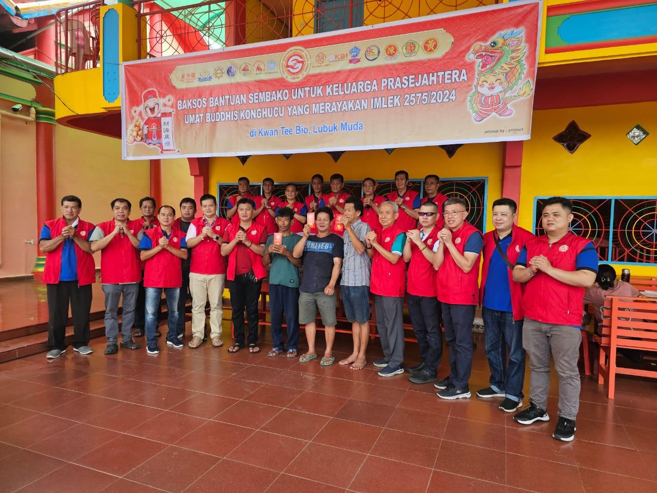 Panitia Bersama Baksos Imlek 2575 di Riau, Santuni Ratusan Warga Kurang Mampu - Panitia-Bersama-Baksos-Imlek-dan-Pengurus-Kelenteng-Kwan-Tee-Bio-Lubuk-Muda.jpg