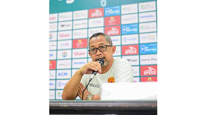 Pelatih-PSPS-Pekanbaru-Aji-Santoso-kala-memberikan-keterangan-ke-jurnalis.jpg