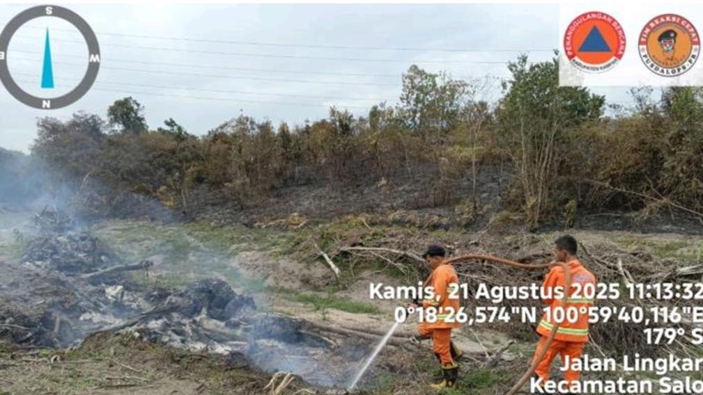 Pemadaman_Karhutla_di_Kampar_di_bawah_SUTET_Desa_Salo.jpg