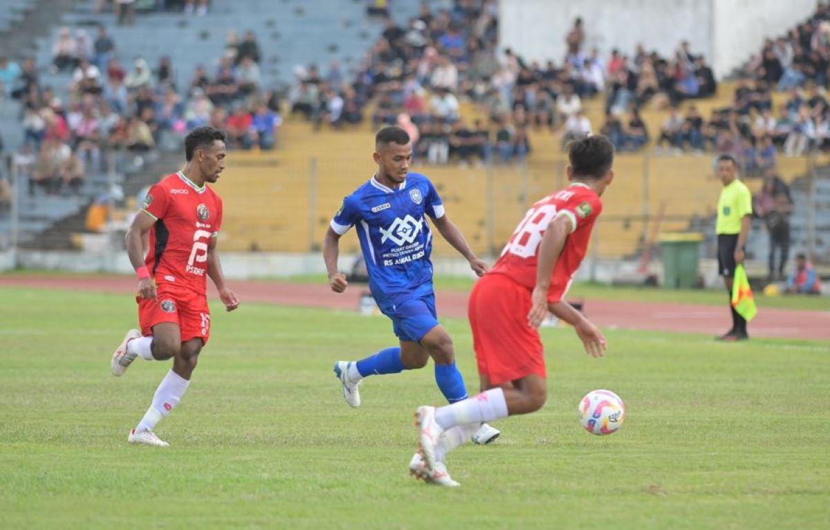 Pemain-PSPS-dikawal-ketat.jpg