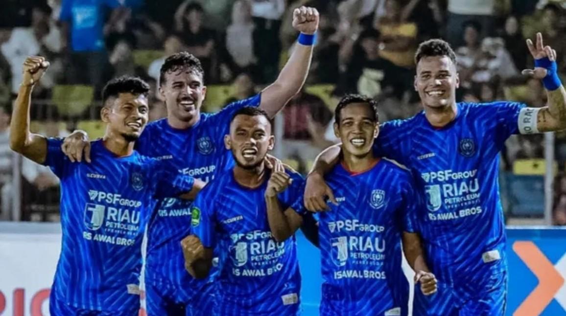 Pemain-PSPS-merayakan-gol-ke-gawang-Sumsel-United.jpg