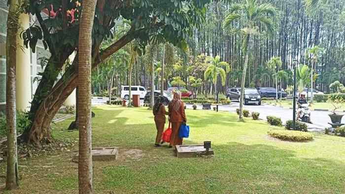 Pemandangan-ASN-Setwan-saat-meninggalkan-gedung-DPRD-Riau.jpg