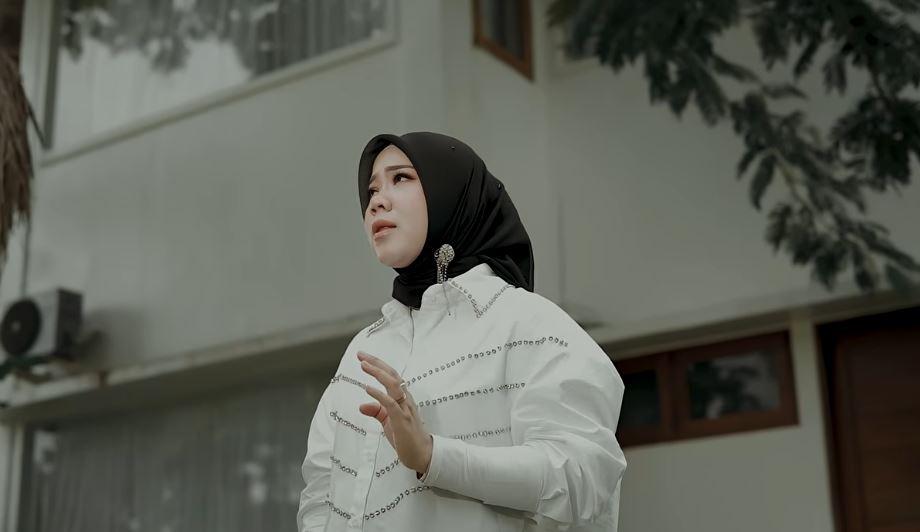 Lirik Lagu Minang Manutuik Hati Dinyanyikan Oleh Rayola - Tribunpekanbaru.com