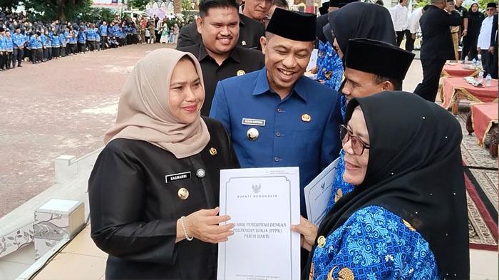 Penyerahan-SK-PPPK-Paruh-Waktu-di-lakukan-Bupati-Bengkalis-Kasmarni.jpg