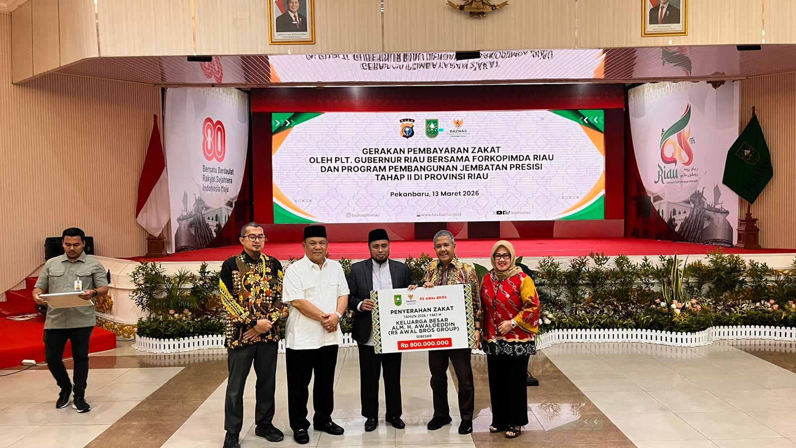 Keluarga Almarhum H Awaloeddin Salurkan Zakat Mal Rp 800 Juta Melalui Baznas Riau