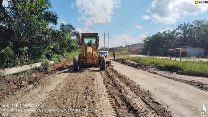 Anggaran Terbatas, UPTJJ Wilayah V PUPR Riau Tetap Perbaiki Jalan Lintas Petapahan-Gelombang - Tribunpekanbaru.com