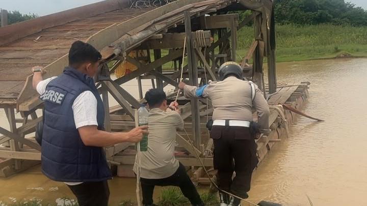 Hampir Setiap Hari Polres Kuansing Tertibkan PETI, Kini 2 Rakit Dompeng di Pangean Dibakar Polisi - Tribunpekanbaru.com