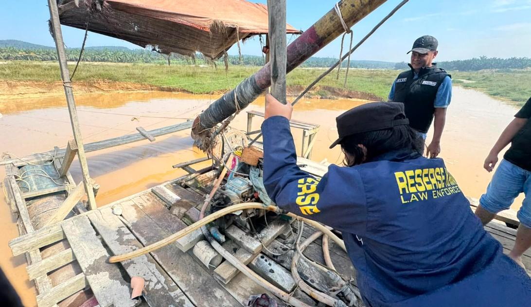 Susuri Sungai Amuik, Polsek Singingi Hilir Musnahkan Tiga Rakit PETI - Tribunpekanbaru.com
