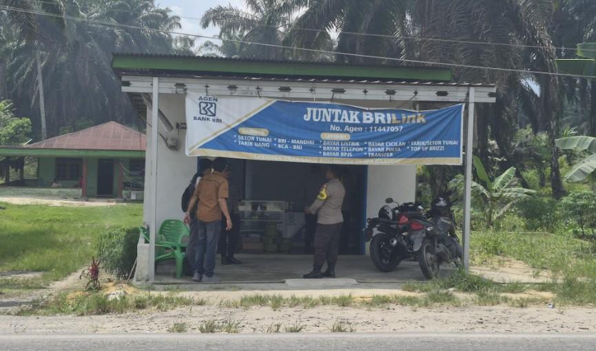 Petugas-Polsek-Mandau-Saat-Melakukan-Olah-TKP-Pencurian-warung-Brilink-di-Desa-Sobanga.jpg