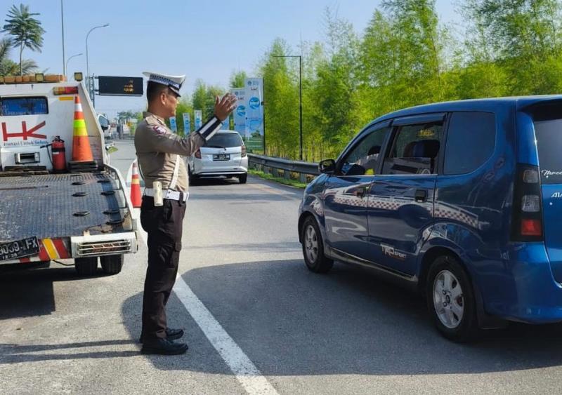 Arus Kendaraan Meningkat di Akhir Libur Sekolah, Polantas Siaga di Jalan Arteri Hingga Tol di Riau - Tribunpekanbaru.com