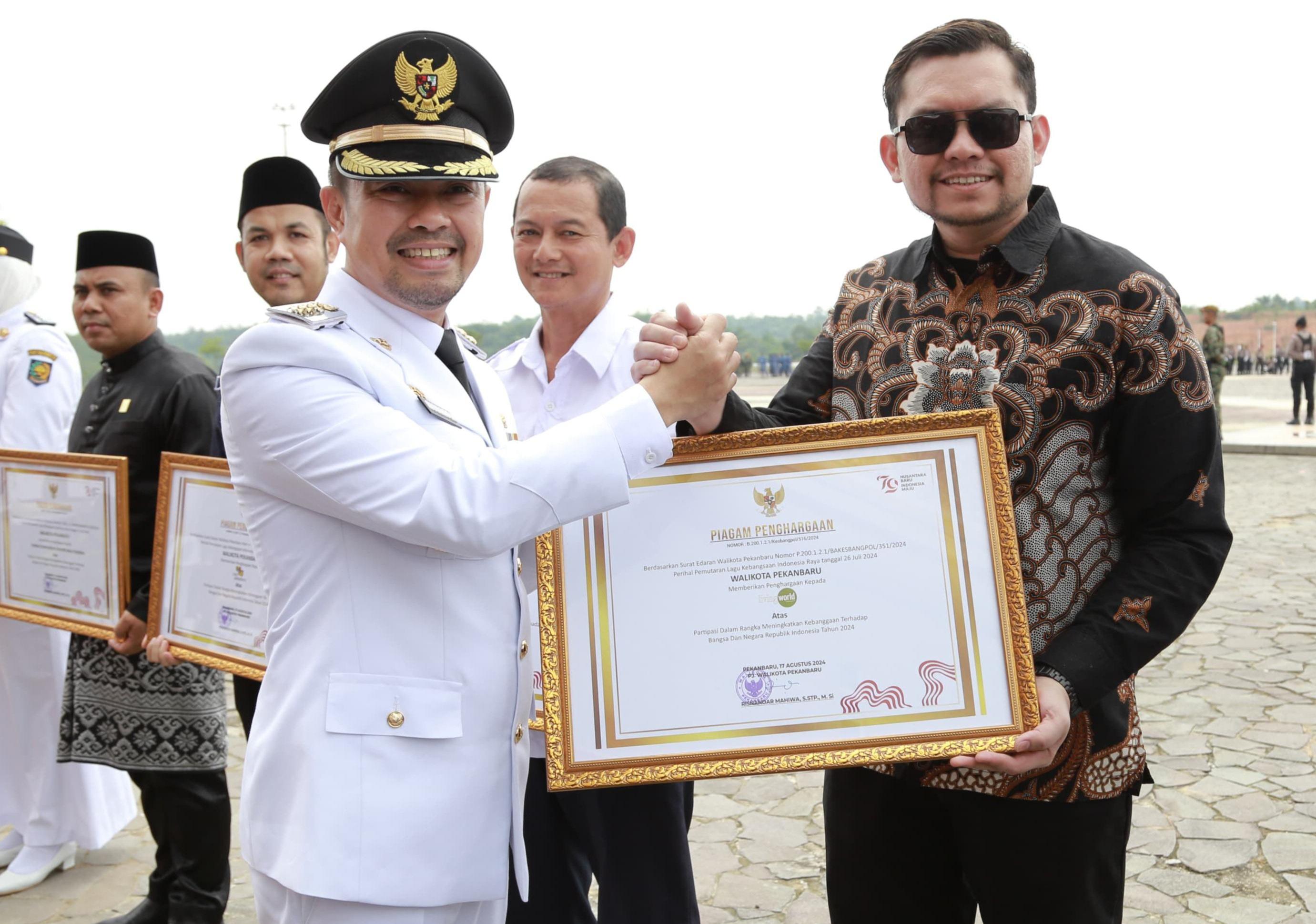Pj-Wako-Pekanbaru-serahkan-penghargaan-kepada-Living-World.jpg