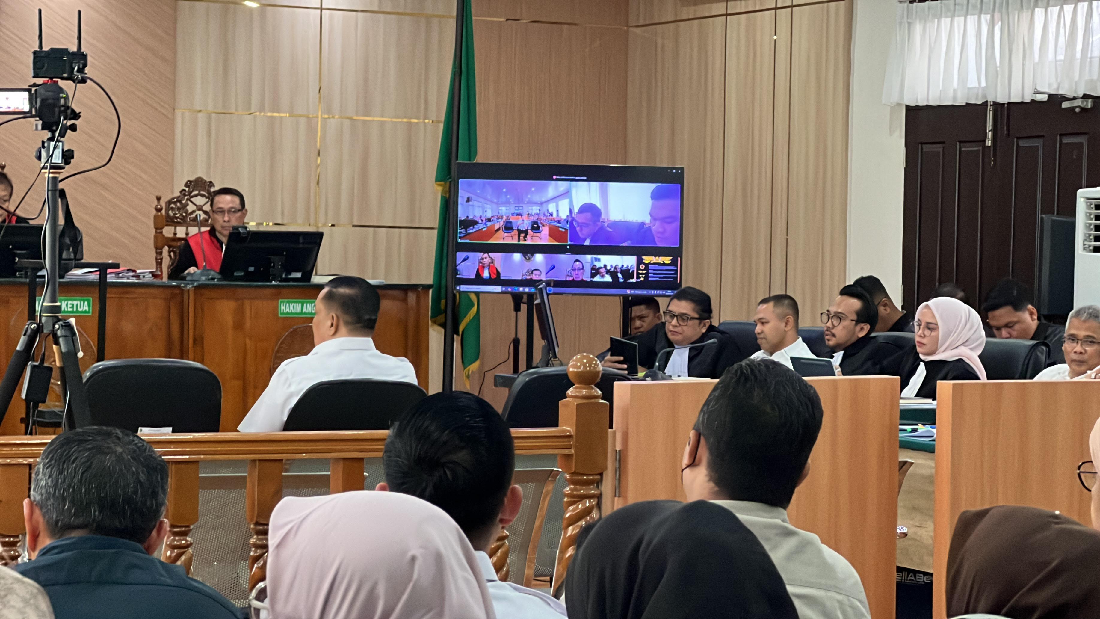 Plt-Gubri-SF-Hariyanto-duduk-sebagai-saksi-dalam-sidang-lanjutan-abdul-wahid.jpg