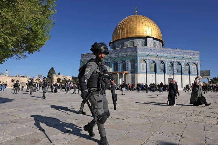 Polisi-Israel-di-kompleks-Masjid-Al-Aqsa-berlatar-Masjid-Kubah-Batu.jpg