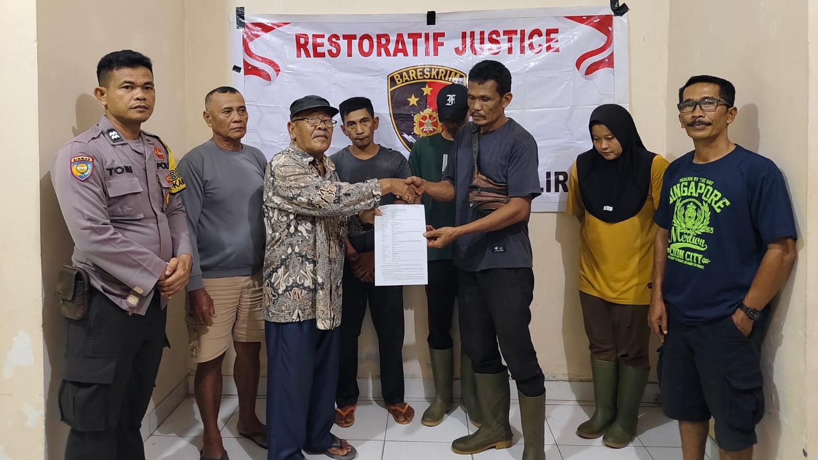 Polsek-Singingi-Hilir-Fasilitasi-Restorative-Justice-Kasus-Penggelapan-Berondolan-Sawit.jpg