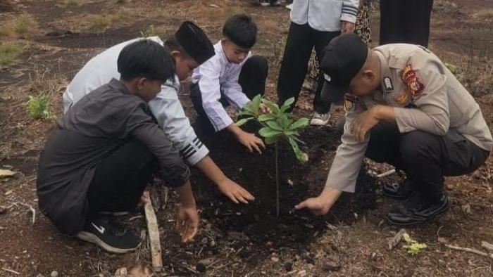 Polsek-Teluk-Meranti-Tanam-Bibit-Pohon-di-Madrasah-Darusallam-Ajak-Siswa-Peduli-Lingkungan.jpg
