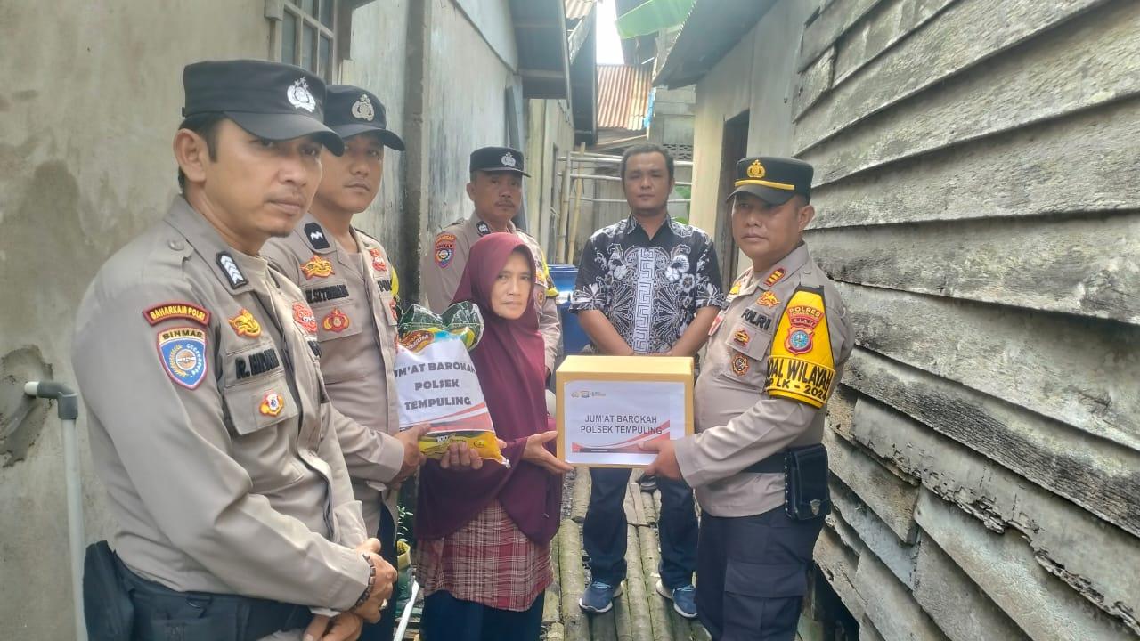 Polsek Tempuling Inhil Riau Berbagi Sembako Jumat Berkah, Rutinitas Pengaman Kampanye Pilkada