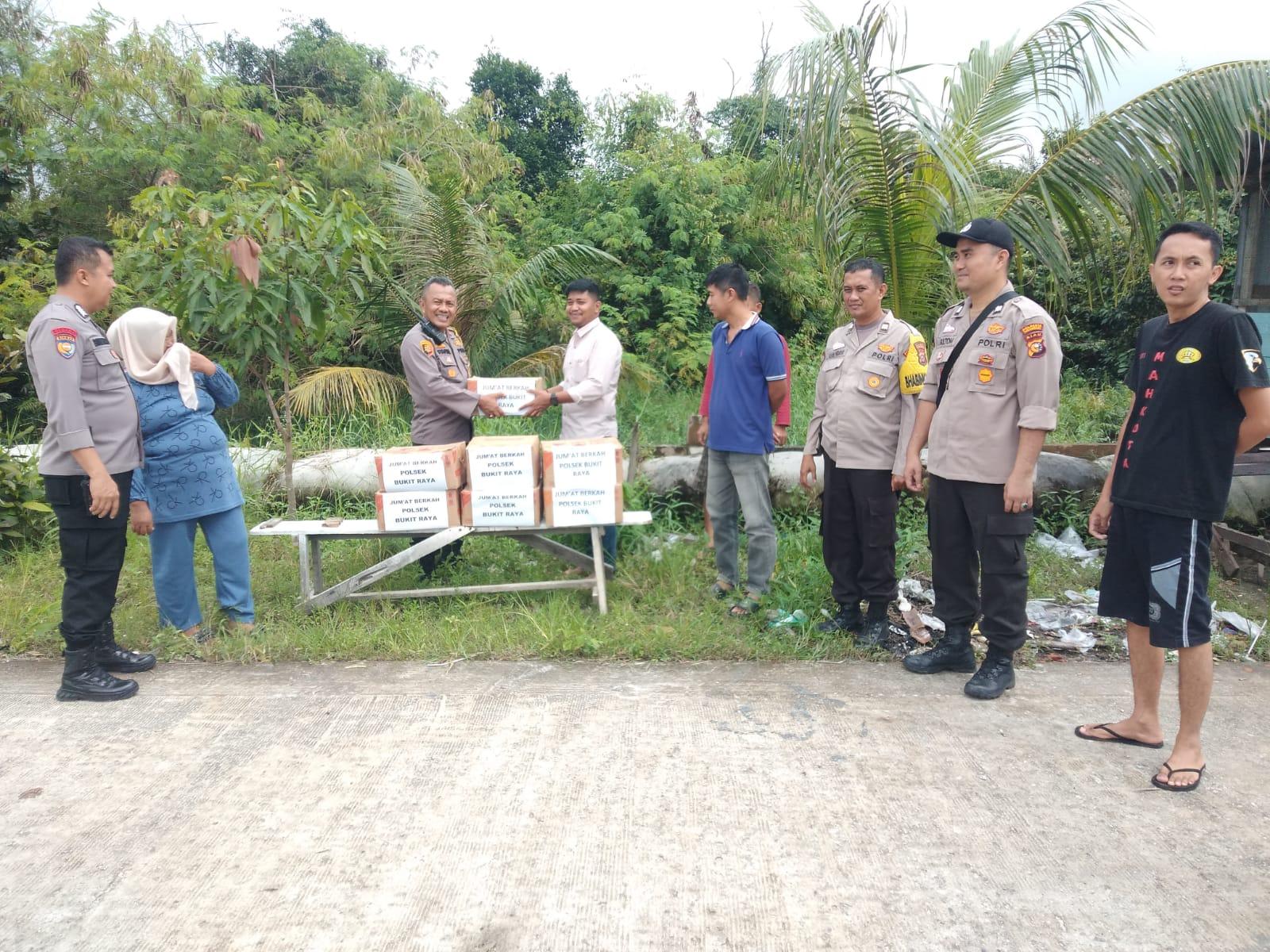 Polsek-bukit-raya-bantu-sembako-banjir-bukit-raya.jpg
