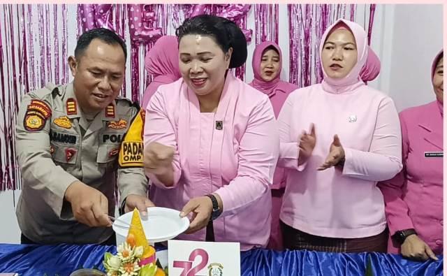 Rayakan HKGB ke-72 Via Daring Sama Kapolda Riau, Kapolsek dan Bhayangkari Tempuling Potong Tumpeng