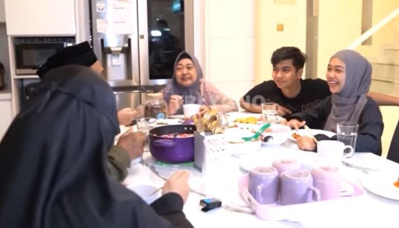 Ria-Ricis-di-salah-satu-momen-berbuka-puasa.jpg