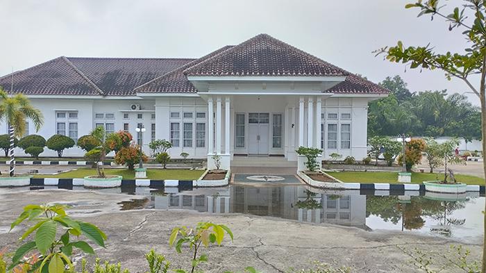 KPK Periksa Ajudan, Sopir hingga Sepupu Suhardiman Amby, Terkait Dugaan Suap Jabatan dan Gratifikasi - Tribunpekanbaru.com