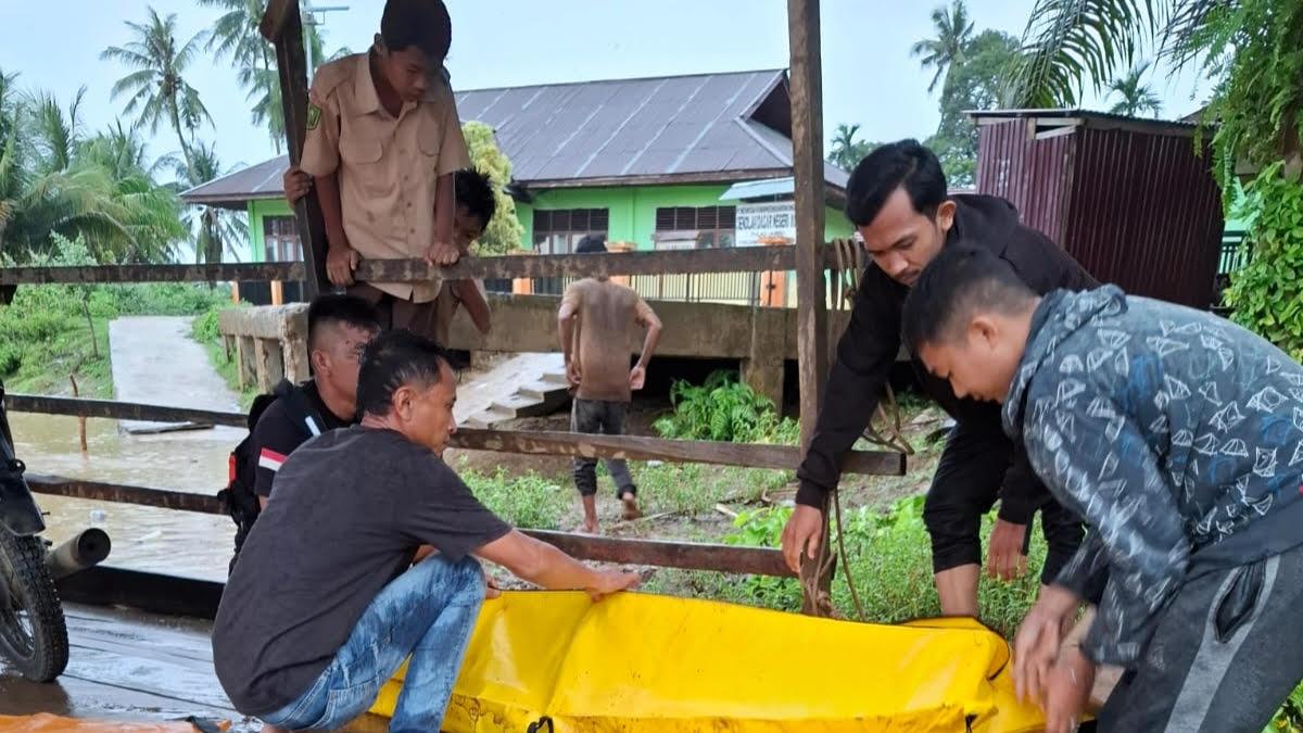 Saat_Hujan_Deras_Tubuh_Bocah_SD_yang_Tenggelam_di_Cerenti_Kuansing_Riau_Ditemukan.jpg