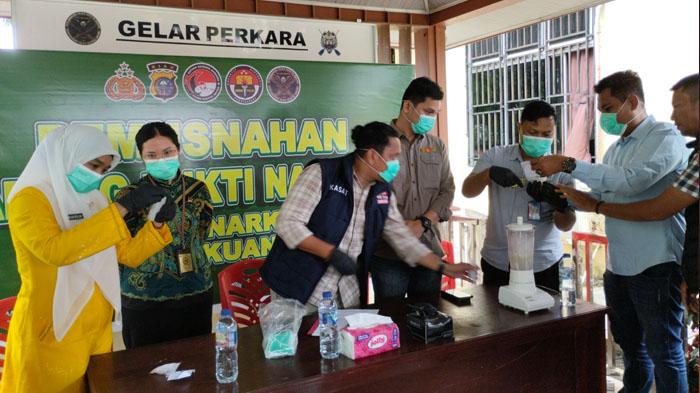 Satresnakorba Polres Kuansing Musnahkan 50,67 Gram Sabu, Ada Pengedar Berduaan Dengan Gadis Belia - Tribunpekanbaru.com